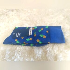 NWT old navy men's one size pineapple design crew length socks